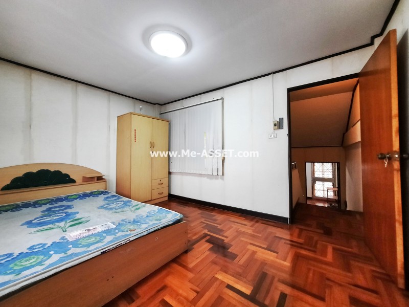 ขายทาวน์โฮม 3 ชั้น 18 ตรว ม.พรบดินทร ถ.นวมินทร์ 157 เขตบึงกุ่ม กรุงเทพฯ / การเดินทางสะดวกสามารถเข้า-ออกได้หลายเส้นทาง อาทิ ซอยนวลจันทร์ 36, 56, 157