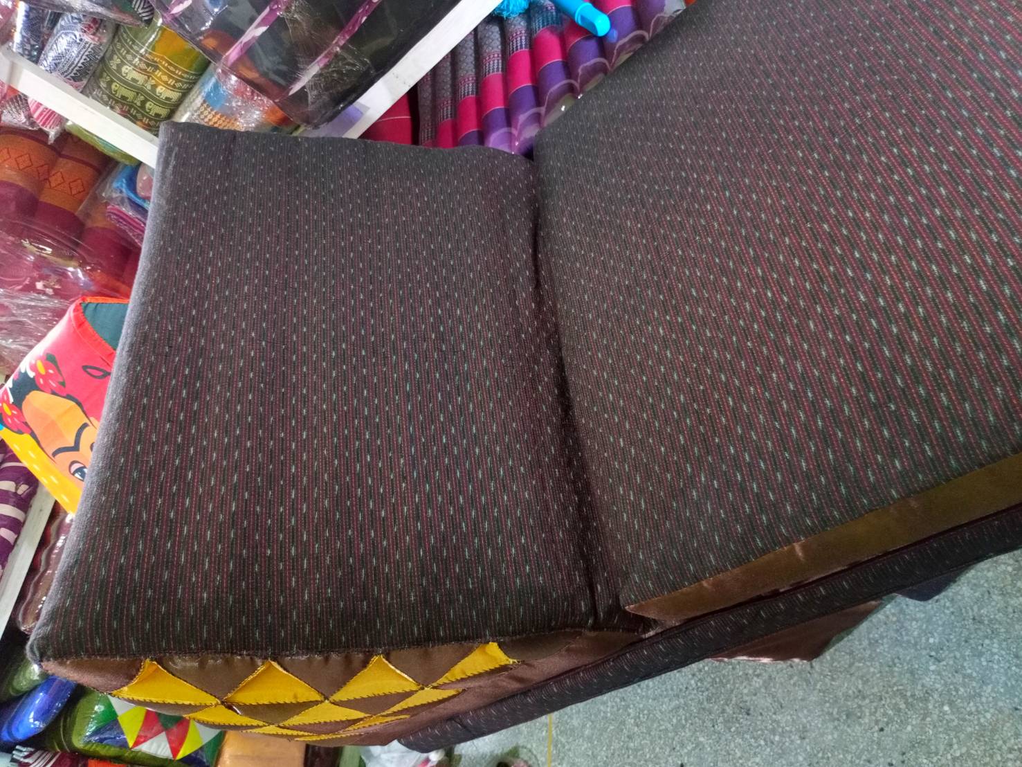 หมอนสามเหลี่ยม 15ช่องติดเบาะ3พับเสริมฐาน2ชั้น 60cmx180cmx56 cm// Triangle Thai Floor Cushions Traditional.