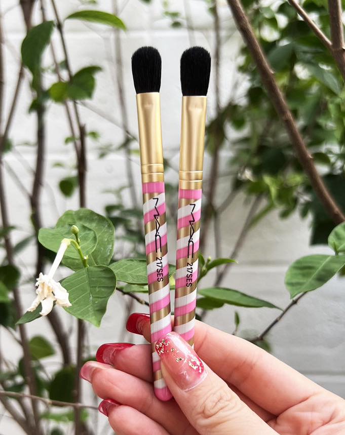 MAC Blending Brush ด้ามลายสีชมพู สำหรับเบลนอายแชโดว์เนื้อแป้ง และ ครีม