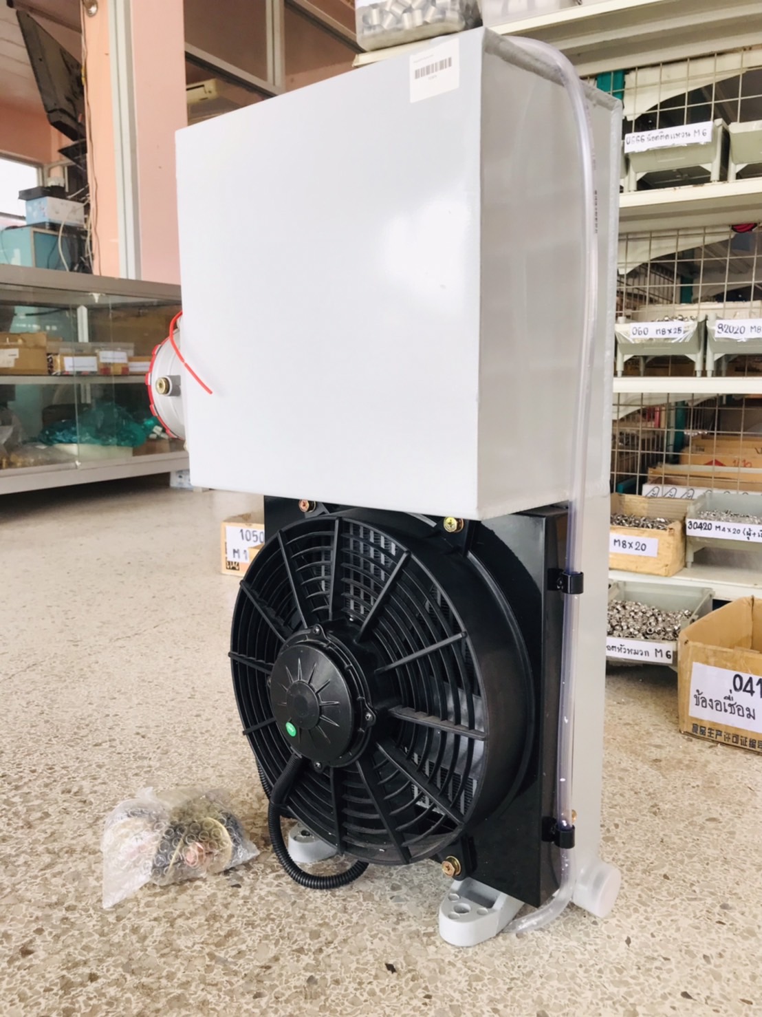 ถังไฮดรอลิกขนาด 18 ลิตร พร้อมพัดลมคูลเลอร์ 24V (Oil Cooler Tank with 24V Fan – Model) สำหรับรถบรรทุกโม่ปูน#523867