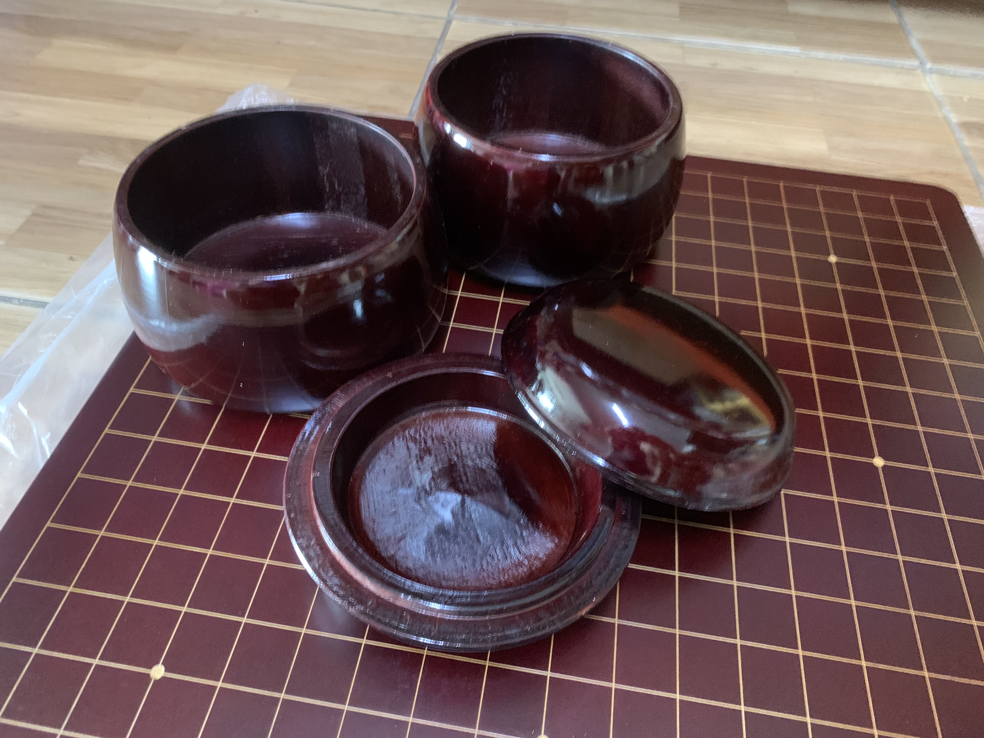 ชุดหมากล้อมไม้(กระดานสีไม้จันทร์แดง/เม็ดนูน2ด้าน/โถไม้)