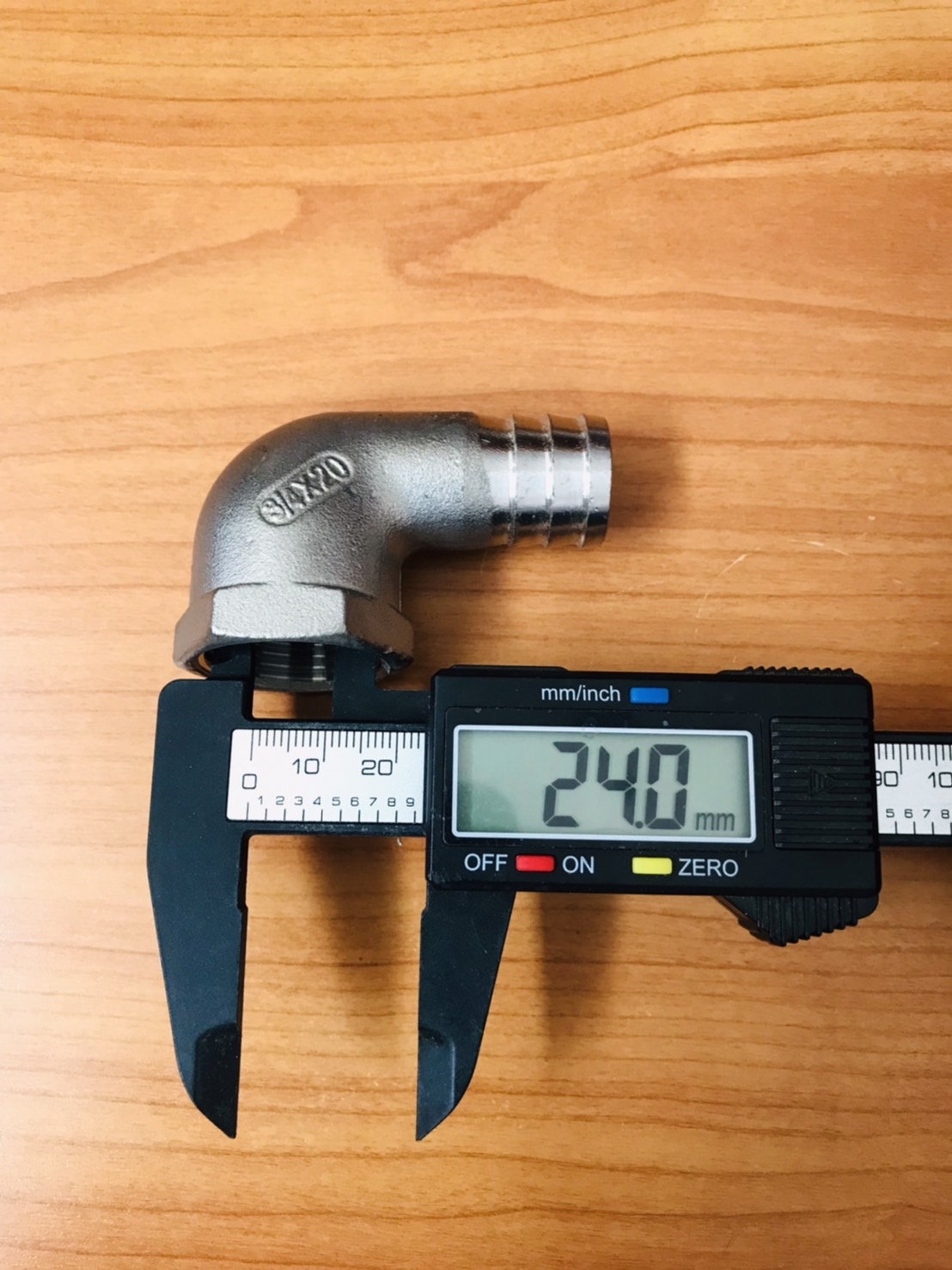 ข้องอเกลียวใน สแตนเลส 304 ขนาด 3/4 (6 หุน ) หางไหล 20 mm. ราคาต่อ1 ชิ้น #66130