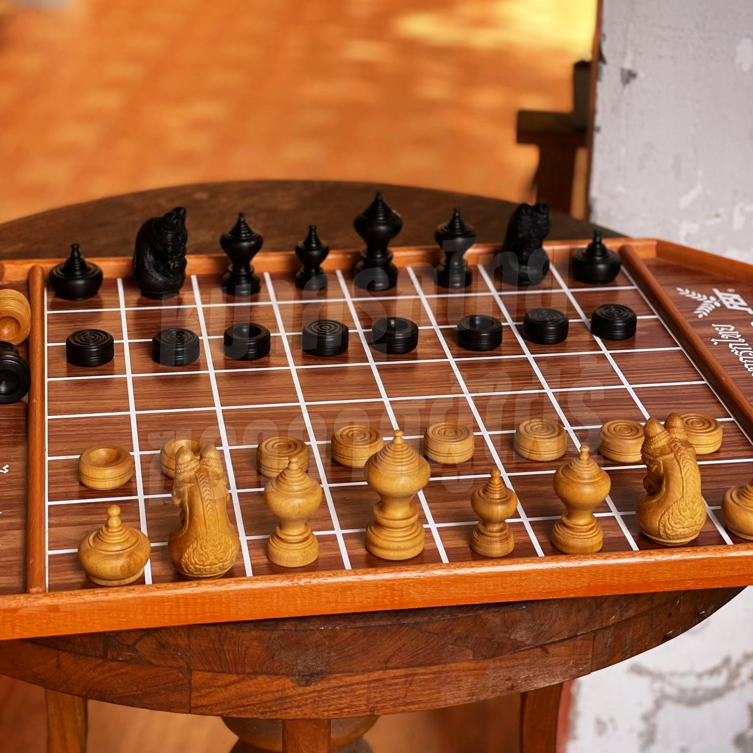 ตัวหมากรุกไทยไม้เนื้อแข็งแบบโบราณ