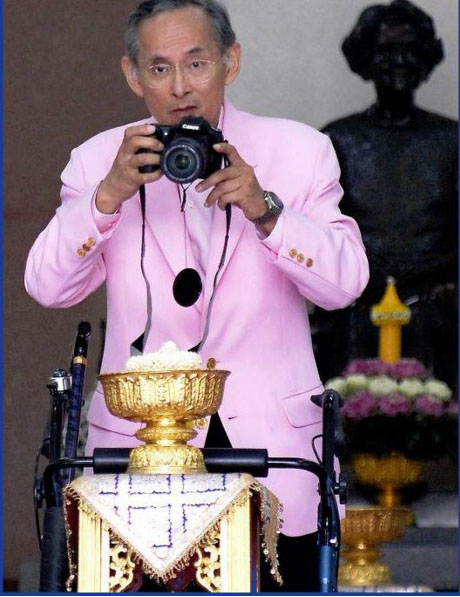 พระบาทสมเด็จพระเจ้าอยู่หัว รัชกาลที่ 9 กับกล้องถ่ายรูปคู่พระหัตถ์