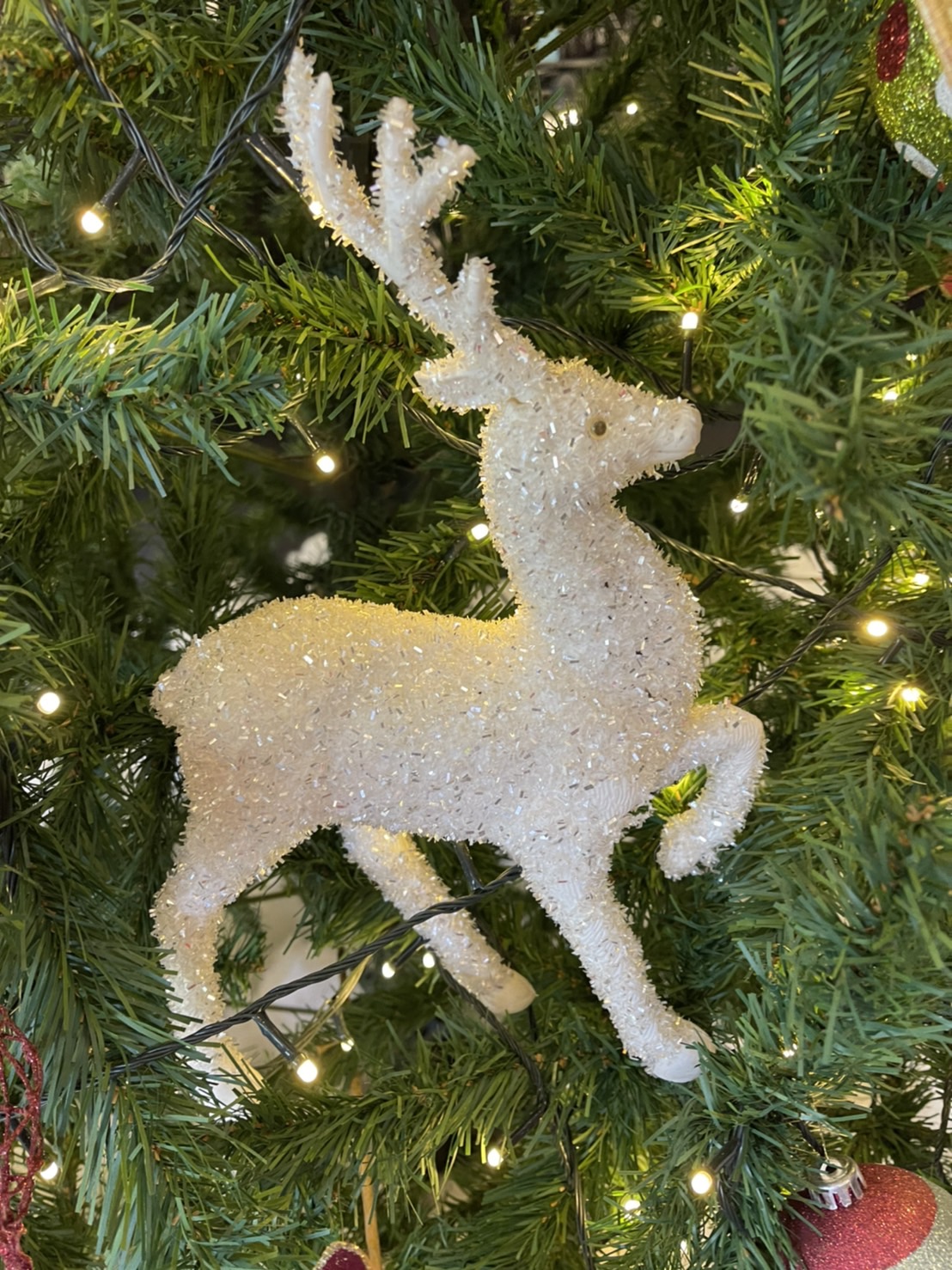 ต้นคริสต์มาสแบบตกแต่งพร้อมของประดับ