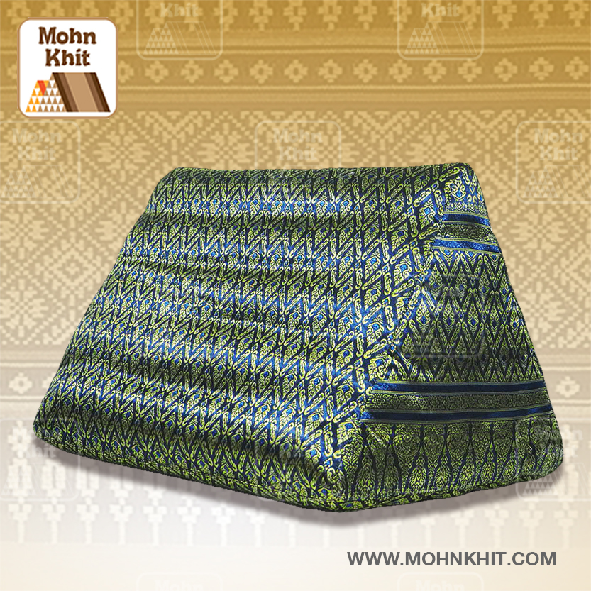 หมอนสามเหลี่ยมผ้าไหมดิ้นทองโทนสีน้ำเงิน 55cmx38cmx40cm// Thai Tri-angle Cotton kapok Traditional Floor Cushions.