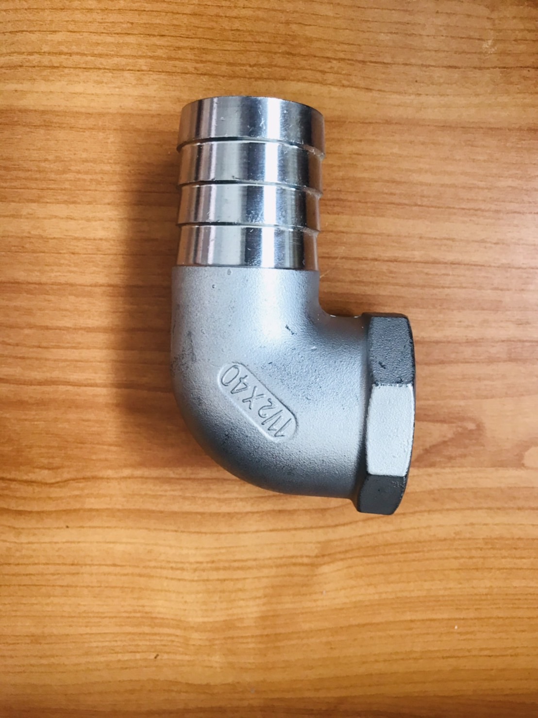 ข้องอเกลียวใน (NPT) สแตนเลส 304 1 1/2 (หางไหล 40 mm.) ราคาต่อ1 ชิ้น #0245350