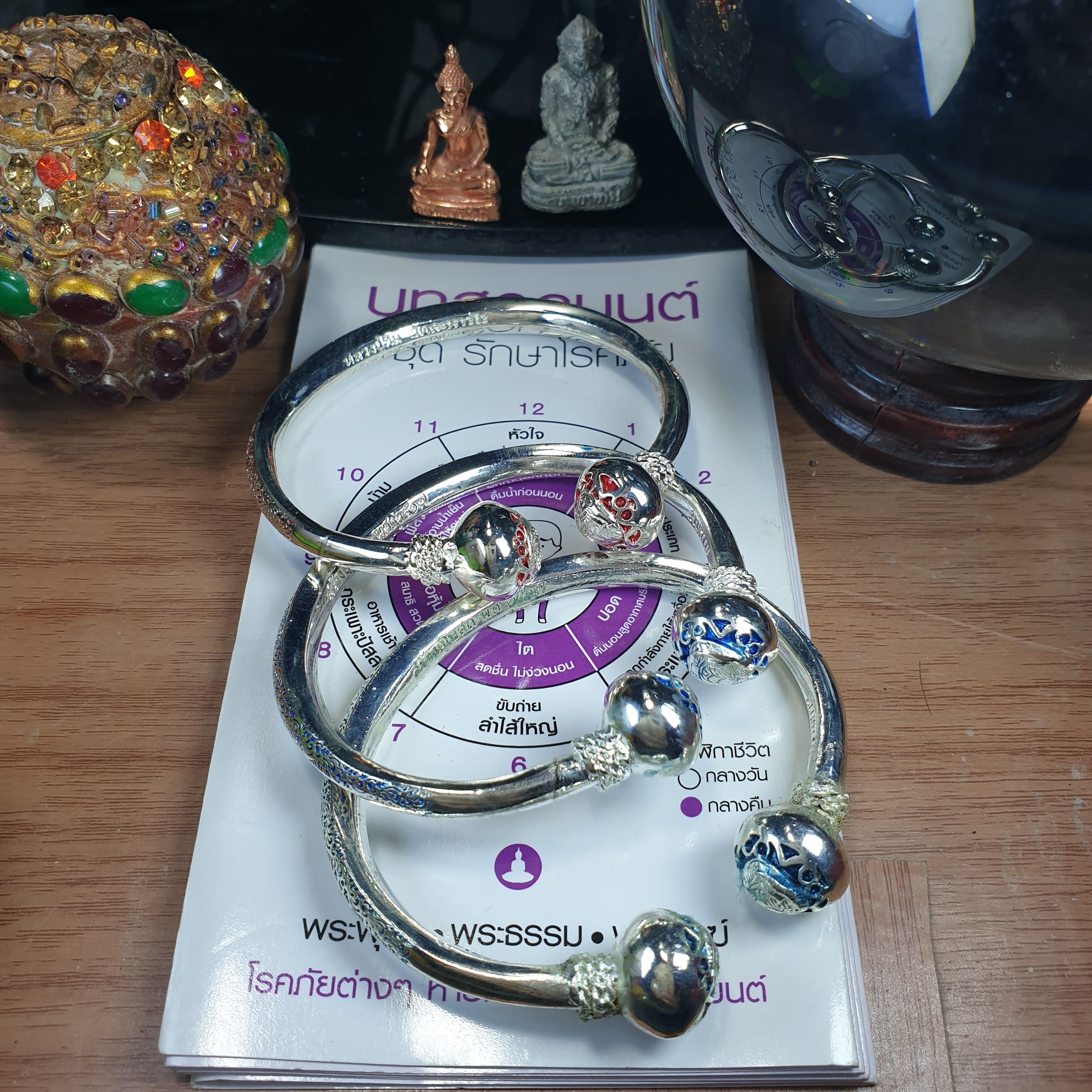 กำไลหลวงปู่ทิม เนื้อสำริดเงิน แจกกรรมการ รุ่นสร้างอุโบสถ หลวงปู่ทิม วัดละหารไร่ จ.ระยอง ลงยา +แถมยันต์ฟรีคละๆลายกันไปจ้า สำเนา