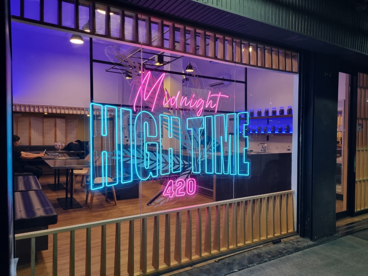 ไฟนีออน เฟค