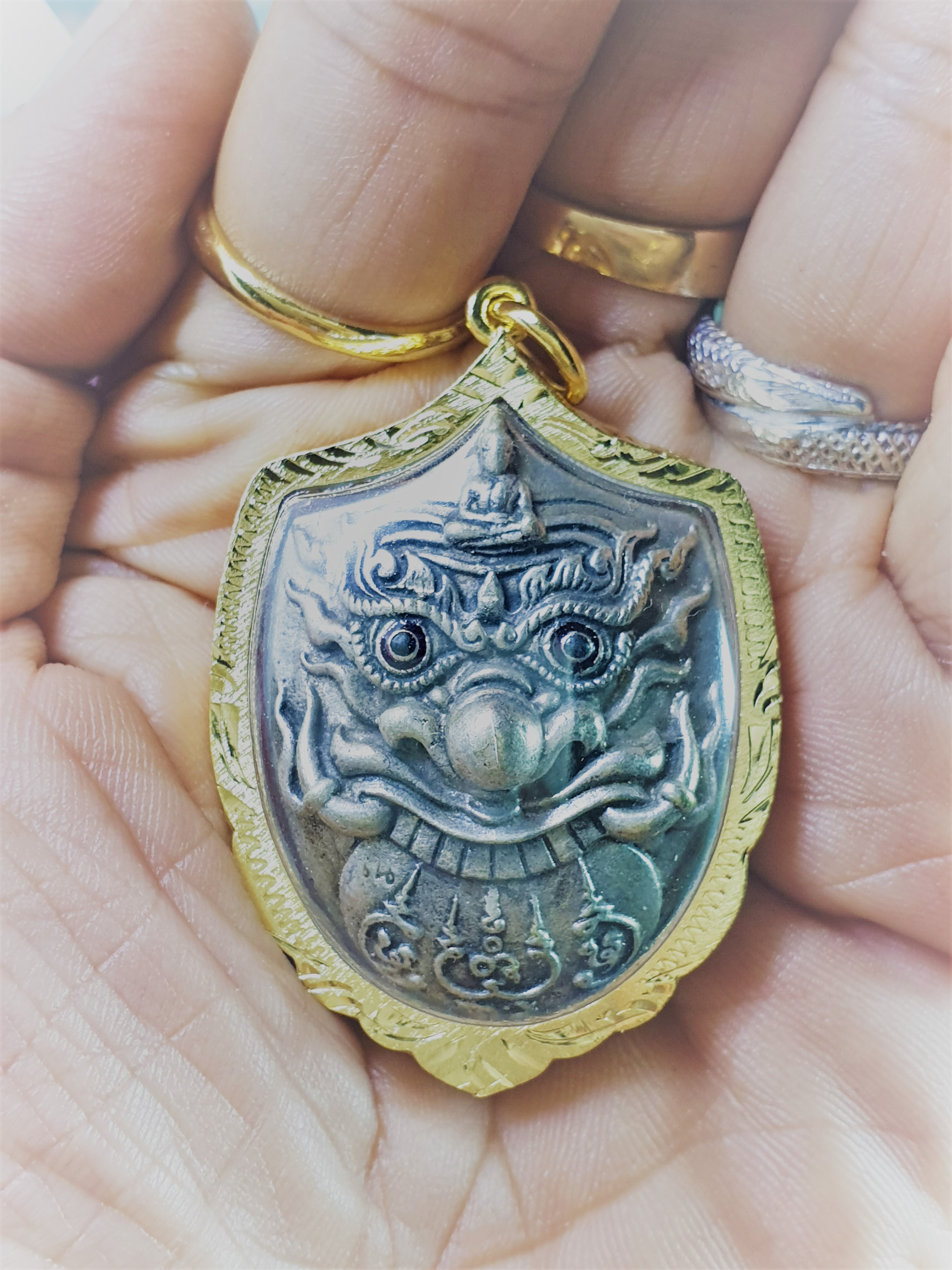 จี้ ราหูค้ำดวง เนื้อสัมฤทธิ์ชุบซาตินเงิน ด้านหลังอุดมวลสารมหาลาภฝังครุฑ พร้อมเลี่ยมกรอบกันน้ำทองไมครอนขนาด 4x5.m.