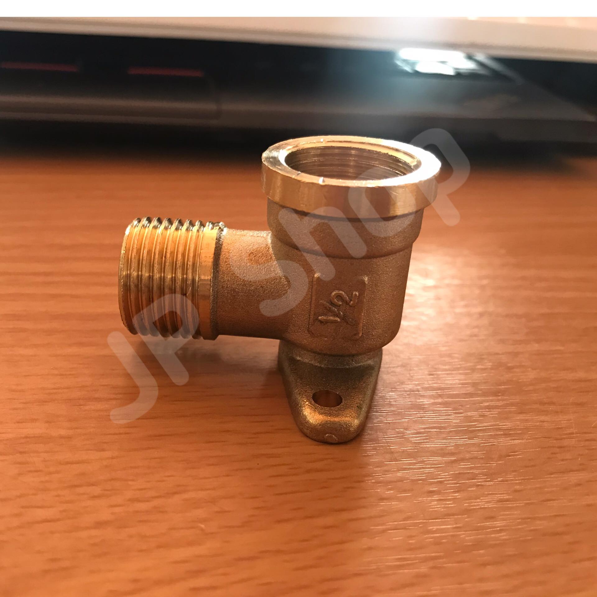 ข้องอทองเหลืองขนาด 4 หุน เกลียวนอก-ใน มีฐานยึด ข้อต่อ ข้องอทองเหลือง มี บาน ยึด ขนาด 4 หุน #1254