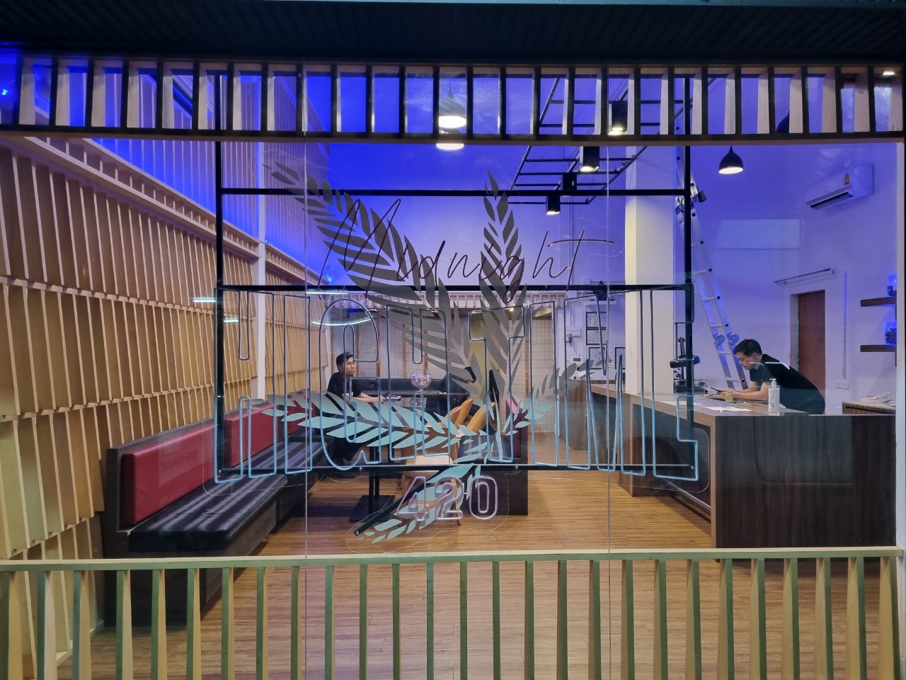 ไฟนีออน เฟค