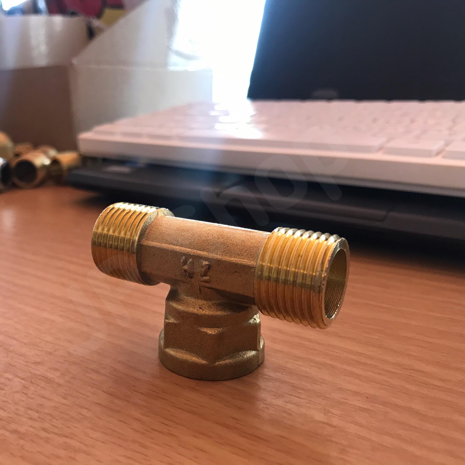 ข้อต่อสามทางทองเหลืองขนาด 4 หุน เกลียวนอก-นอก-ใน ข้อต่อ สามทาง เกลียวใน1 เกลียวนอก 2 ทองเหลือง ขนาด 4 หุน #1654