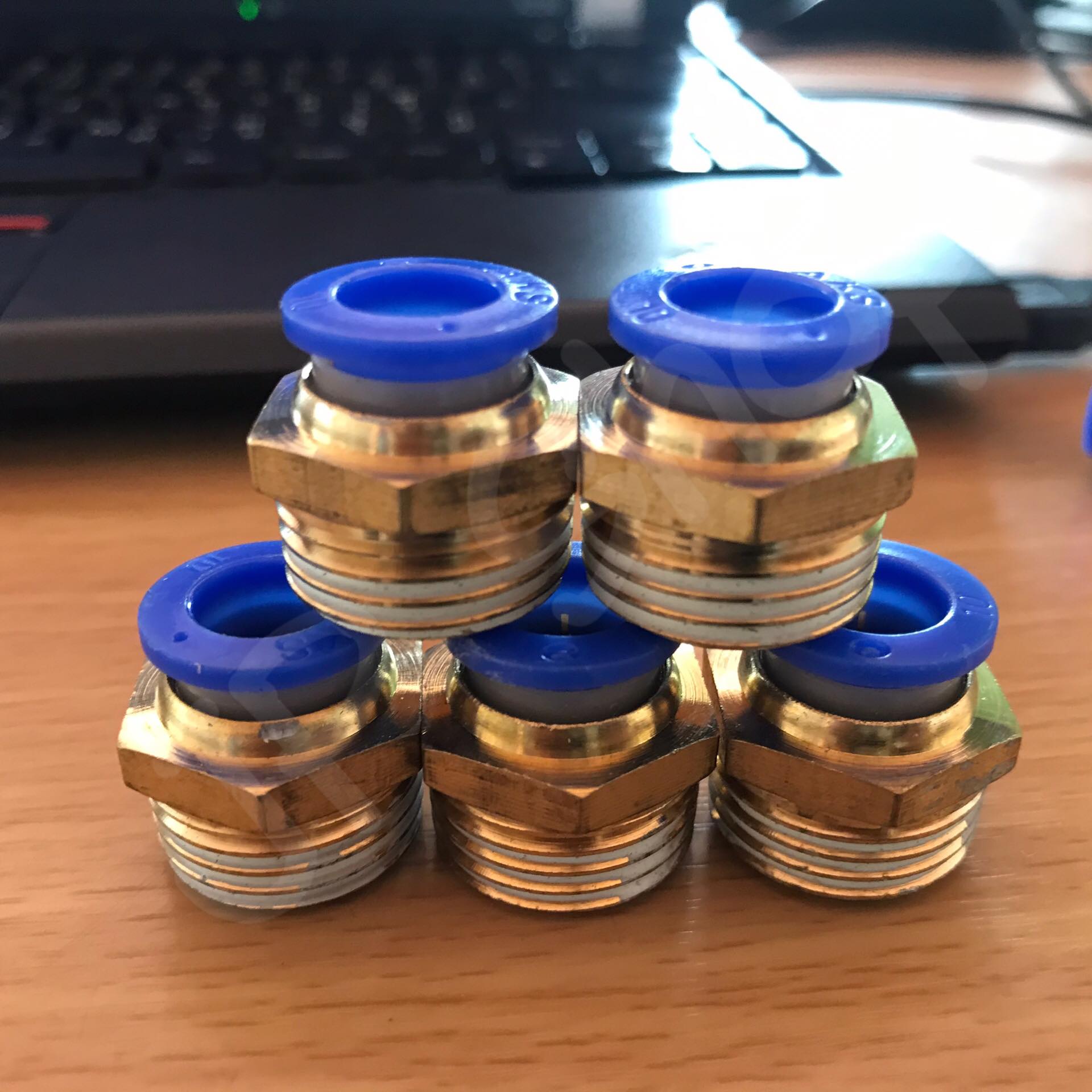 ข้อต่อลม pc10-04 ต่อตรง ด้านหนึ่งเสียบสายลม อีกด้านหนึ่งเกลียวนอก