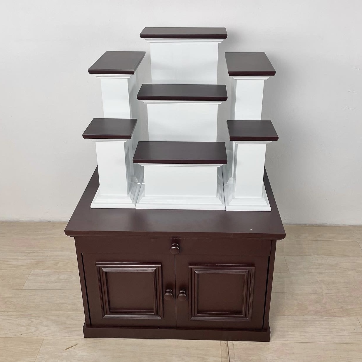 ตู้พระพร้อมแท่นโมเดิร์น หมู่ 7 หน้า 6 สีขาวท็อปน้ำตาล (ตู้สีน้ำตาล)