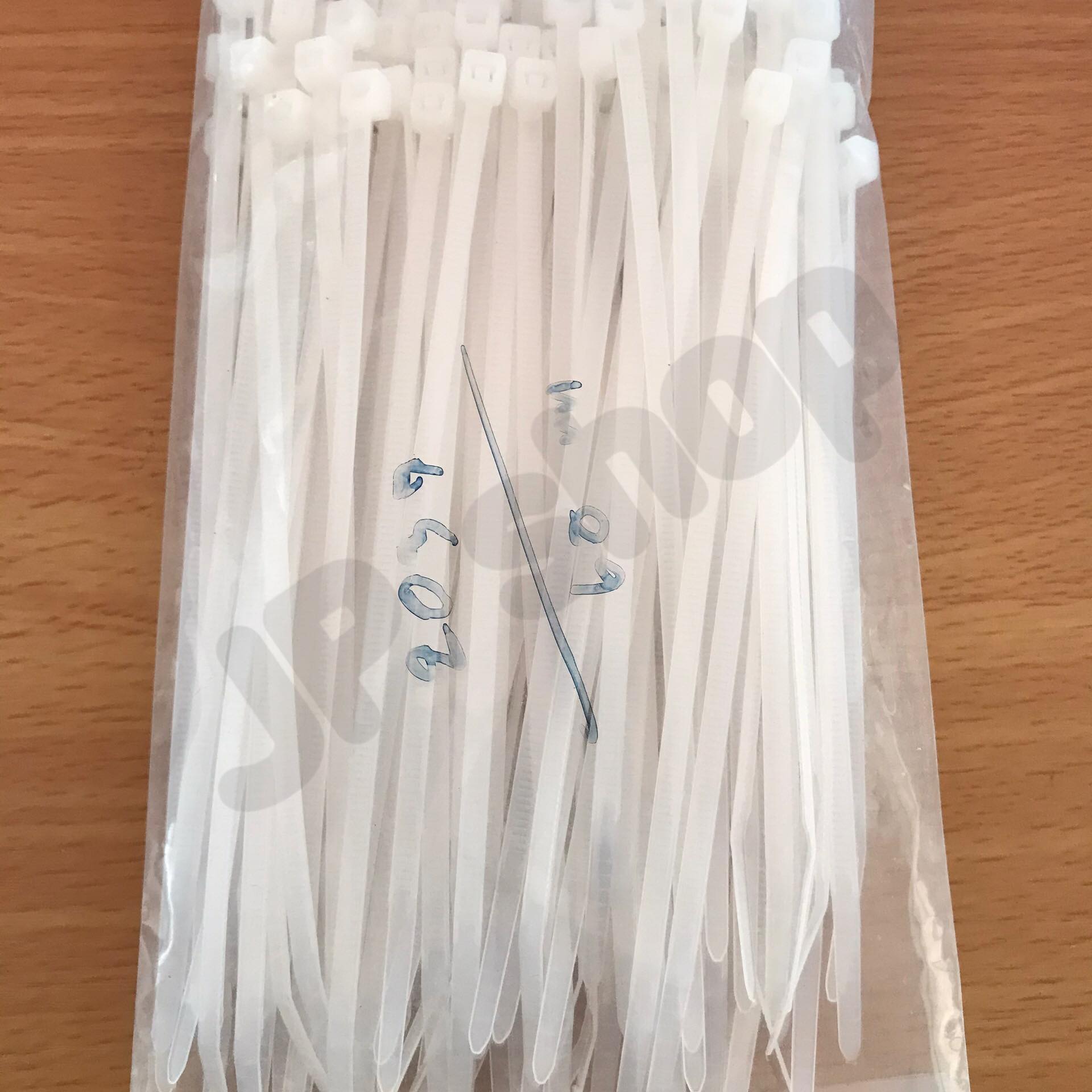 สายรัด CABLE TIE เคเบิ้ลไทร์ สายรัด 6นิ้ว เหมาะสำหรับนำไปใช้งานต่าง ๆ อาทิเช่น เคเบิ้ลไทร์ใช้รัดสายไฟ, สายแลน (LAN), สายโทรศัพท์, สายสัญญาณ, สายเคเบิ้ลให้เรียบร้อย โกดังในไทย สั่งปุ๊บส่งปั๊บ โกดังในไทย