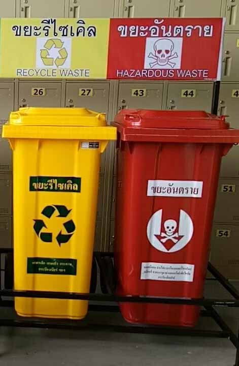แท่นวางถังขยะ 120 ลิตร ขนาด 2 ช่อง มีป้ายแผงหลัง