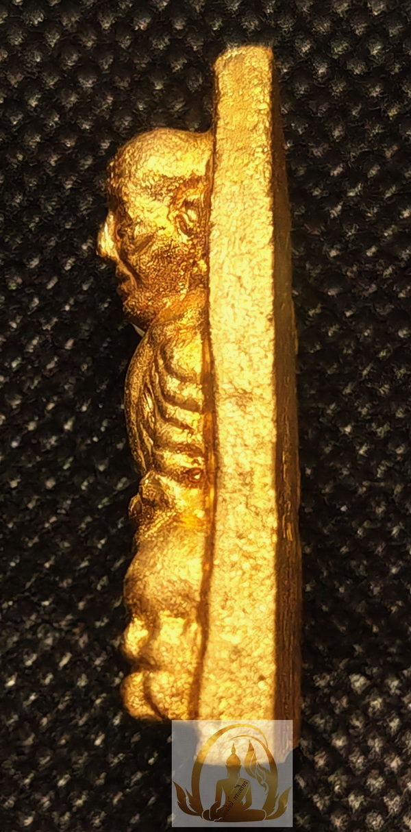 พระหลวงปู่หวด พิมพ์หลังเตารีด วัดในหาน (รุ่นแรก) จ.ภูเก็ต ปี 2536 เนื้อเปียกทอง