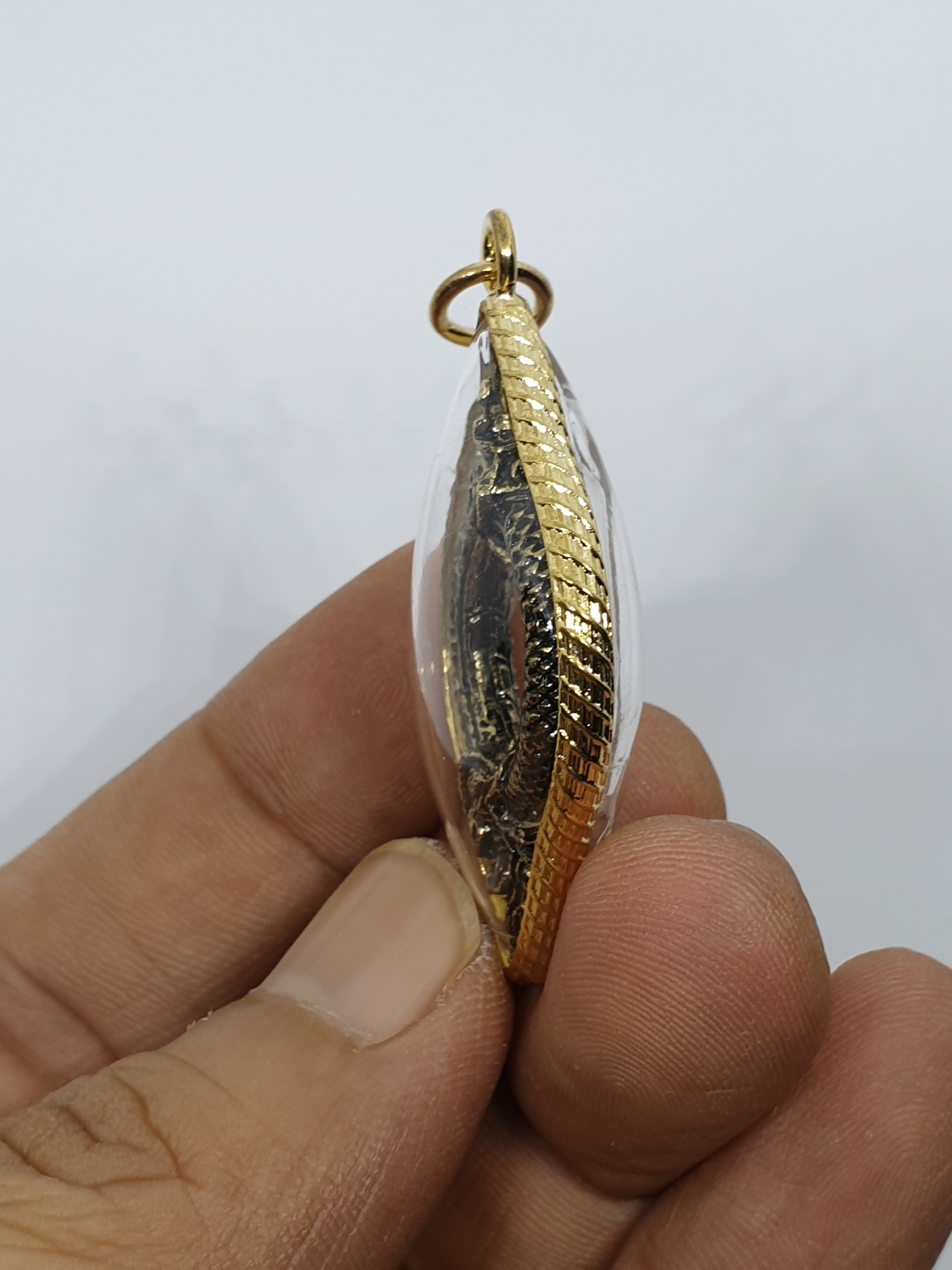 จี้ บ่วงพญานาค หรือ บ่วงนาคบาศ พร้อมกรอบทองกันน้ำ ขนาด กว้าง 3 ซ.ม. สูง 4 ซ.ม หนา 0.5 ซ.ม. +ฟรียันต์คละๆลายกันไปนะค่ะ