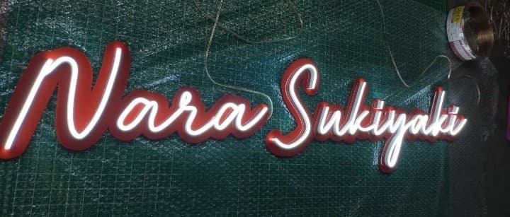 ป้ายไฟนีออน flex พื้นอะคริลิคสีแดง ติดไฟสีขาว ขนาด 130*30cm.