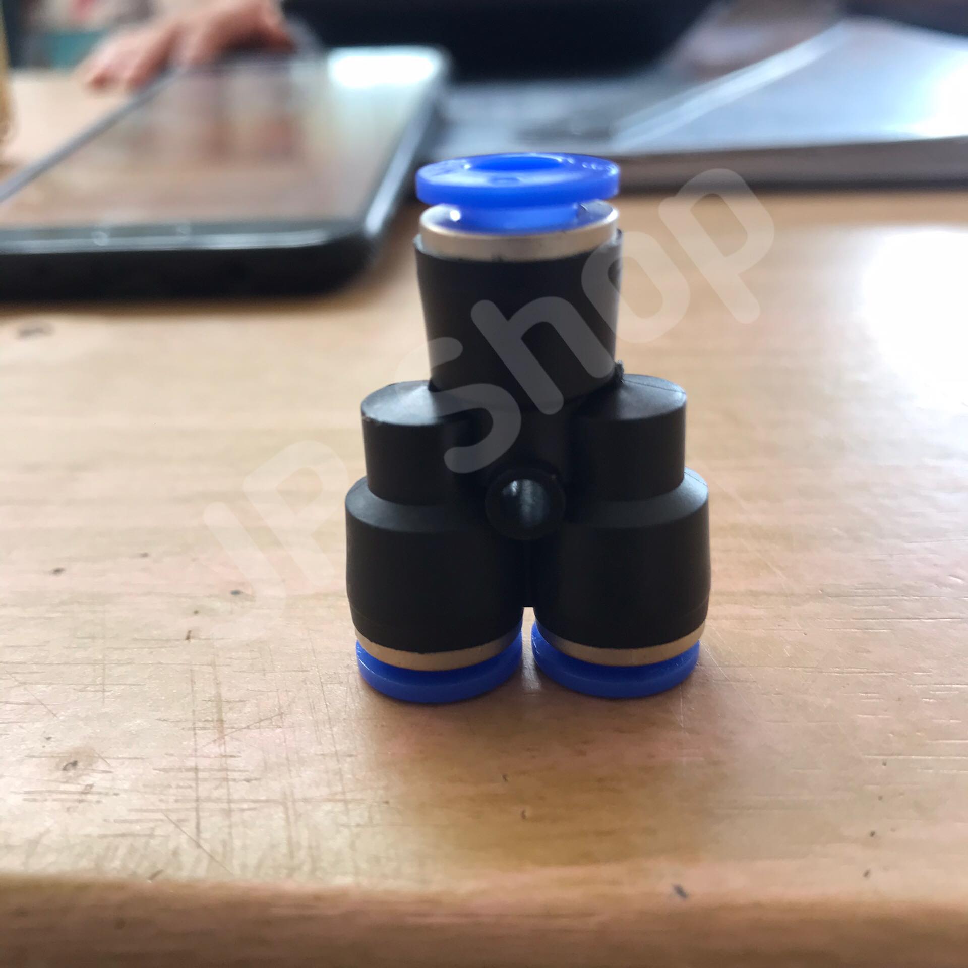 ข้อต่อลม 3 ทางวาย ฟิตติ้งเมติกส์แบบสามทางวาย ขนาด 06 มม. ใช้กับสายลม 06 มม. แพค 10 ตัว #0406