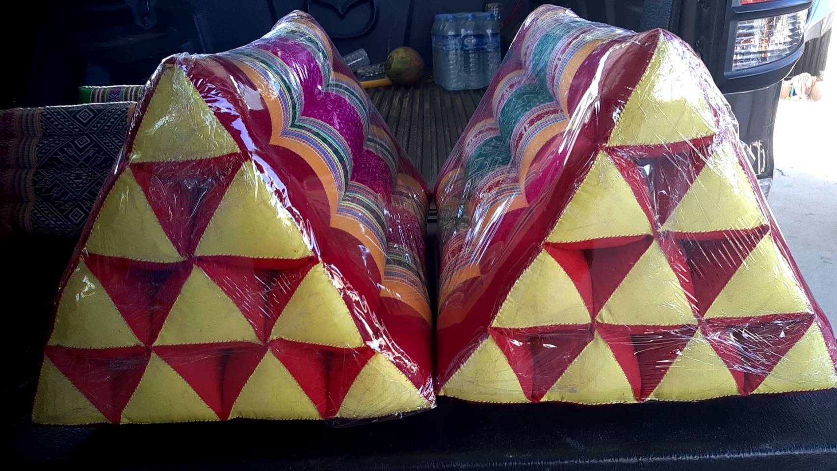 หมอนสามเหลี่ยมโบราณ ขนาด10 ช่องเดี่ยว //Ancient Pillow large 9 rows 38x20cm kapok 100%Traditional Floor Cushion.