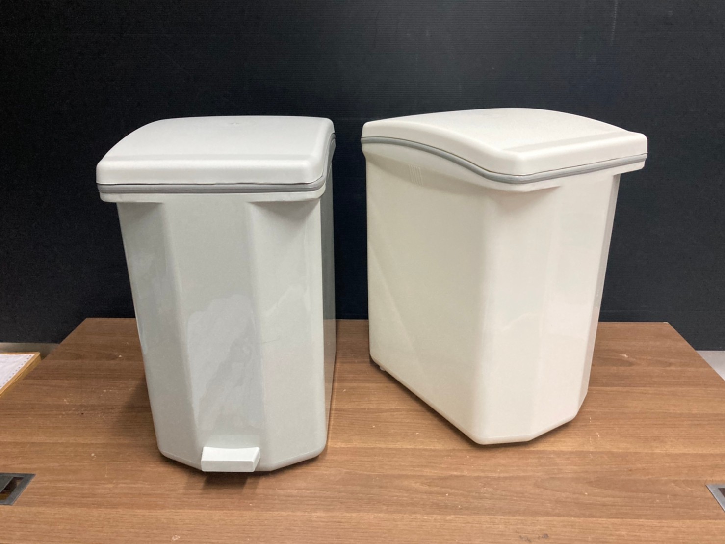 ถังขยะทรงเหลี่ยม เท้าเหยียบ 10 ลิตร