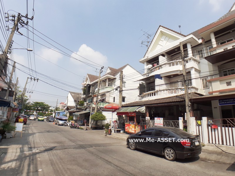 ขายทาวน์โฮม 3 ชั้น 18 ตรว ม.พรบดินทร ถ.นวมินทร์ 157 เขตบึงกุ่ม กรุงเทพฯ / การเดินทางสะดวกสามารถเข้า-ออกได้หลายเส้นทาง อาทิ ซอยนวลจันทร์ 36, 56, 157