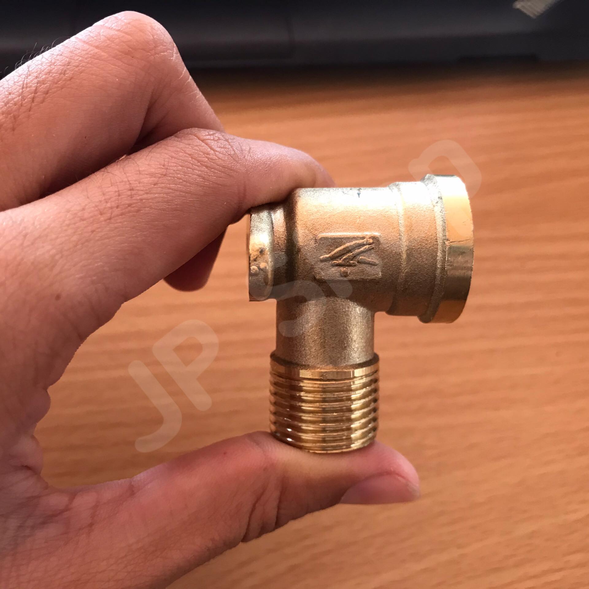 ข้องอทองเหลืองขนาด 4 หุน เกลียวนอก-ใน มีฐานยึด ข้อต่อ ข้องอทองเหลือง มี บาน ยึด ขนาด 4 หุน #1254