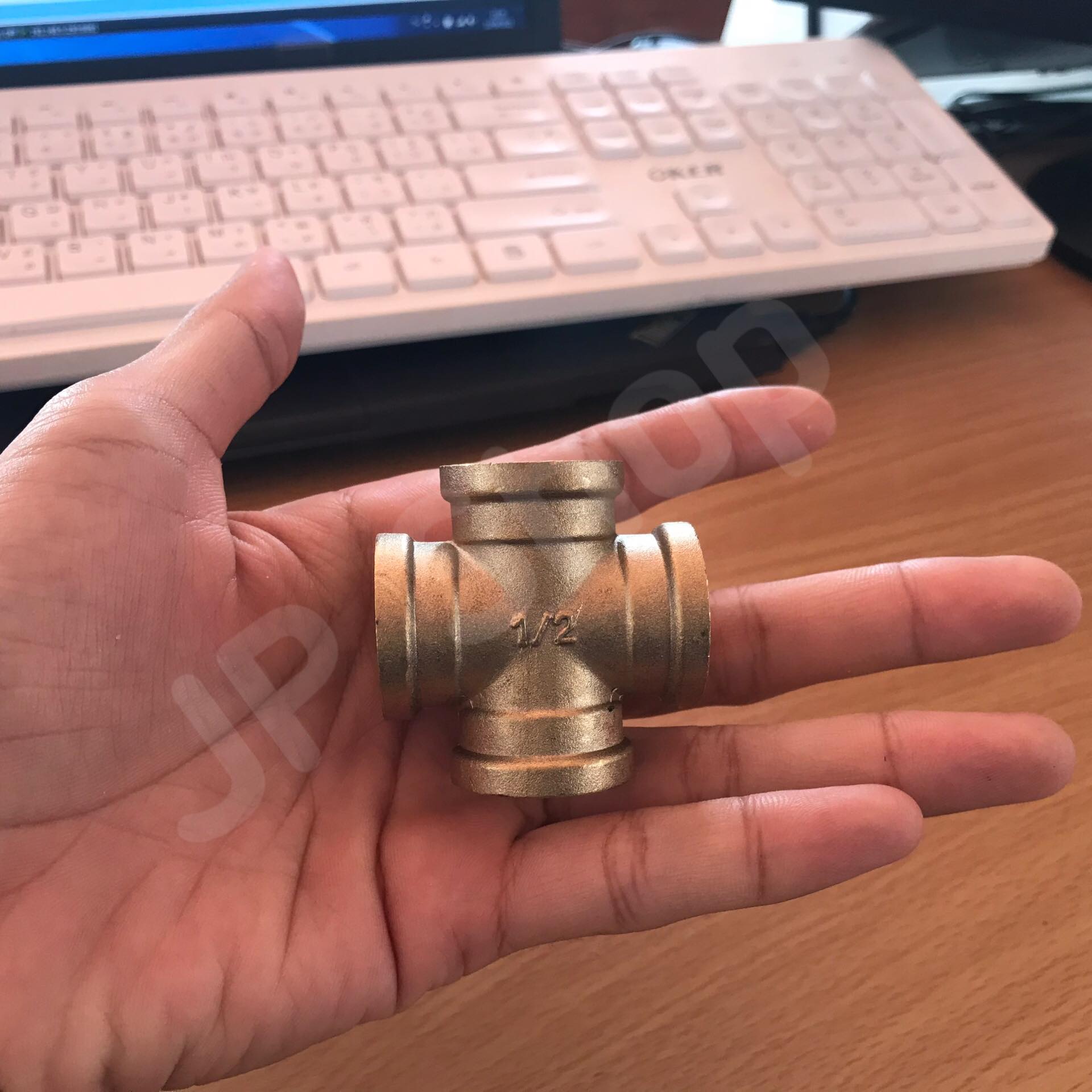 ข้อต่อทองเหลืองสี่ทางขนาด 4 หุน เกลียวใน ข้อต่อ ทองเหลือง สี่ทาง เกลียวใน ขนาด 4 หุน ตัดรอบทุกๆชั่วโมง#1554