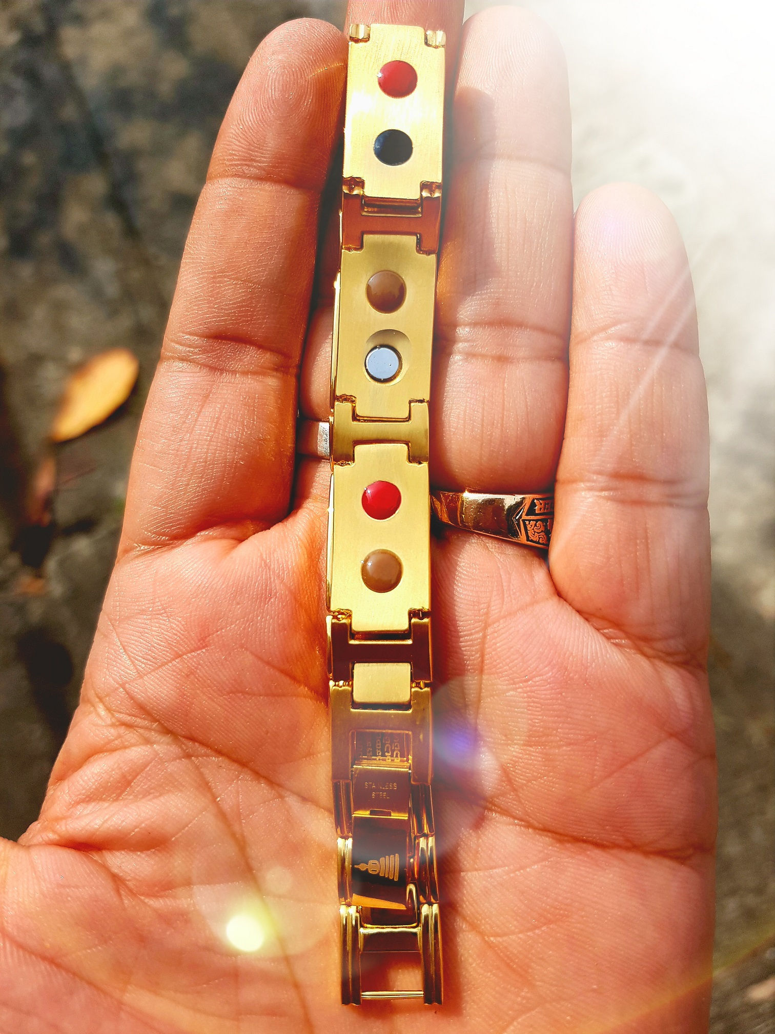 สร้อยเลสข้อมือ ยันต์หนุนดวง 5 แถว พร้อมแร่ปรับสมดุลร่างกาย งานเลเซอร์ ไม่ลอกไม่ดำแน่นอน ++แถมยันต์ฟรี มีของพร้อมส่งคะ