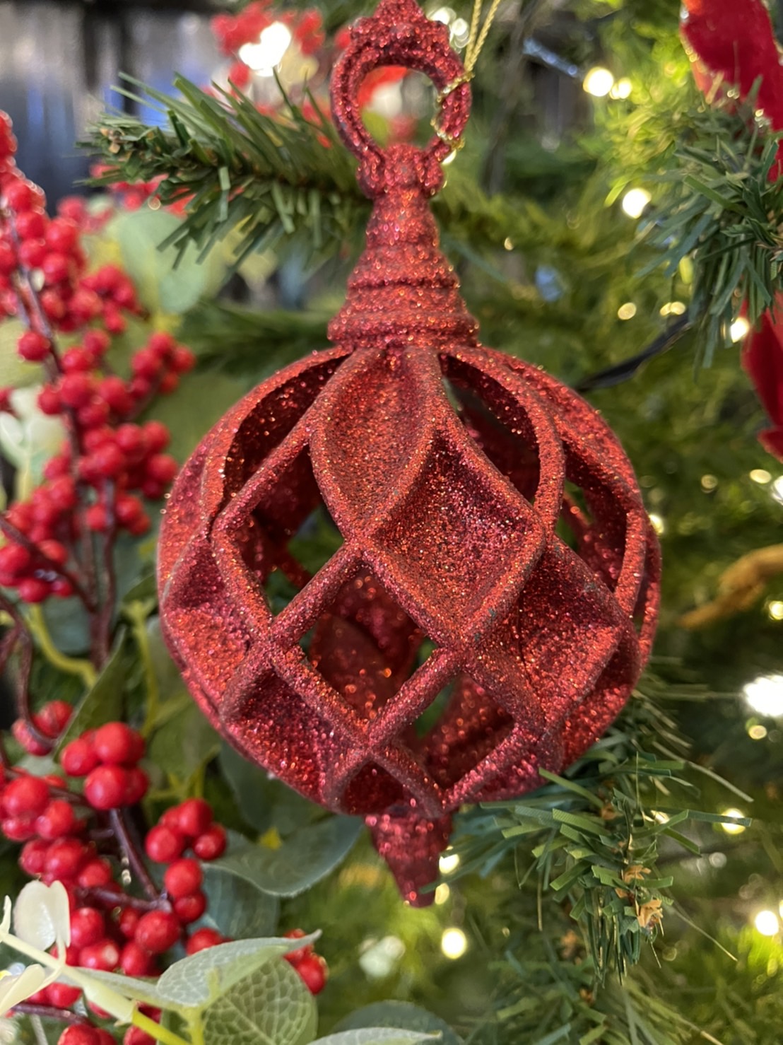 ต้นคริสต์มาสแบบตกแต่งพร้อมของประดับ