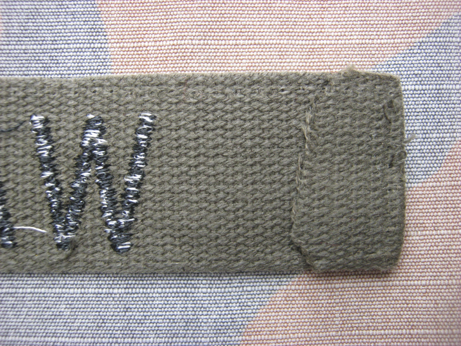 ป้ายชื่อ เขียวดำ หลังแซมขาว