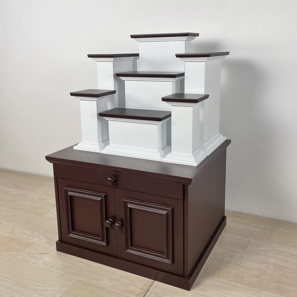 ตู้พระพร้อมแท่นโมเดิร์น หมู่ 7 หน้า 6 สีขาวท็อปน้ำตาล (ตู้สีน้ำตาล)