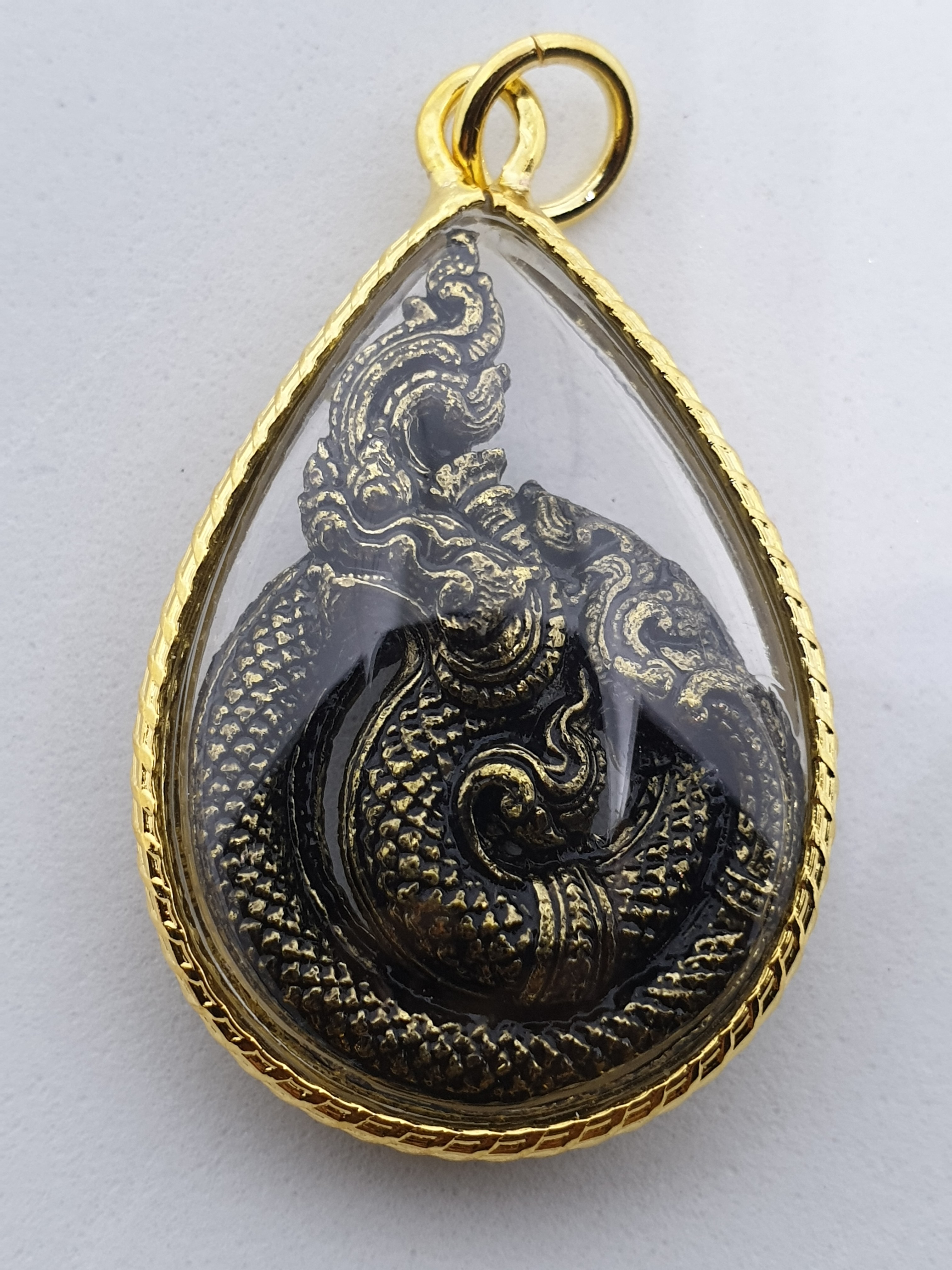 จี้ พญานาค พร้อมกรอบทองกันน้ำ ขนาด กว้าง 3 ซ.ม. สูง 4 ซ.ม หนา 0.5 ซ.ม. +ฟรียันต์คละๆลายกันไปนะค่ะ