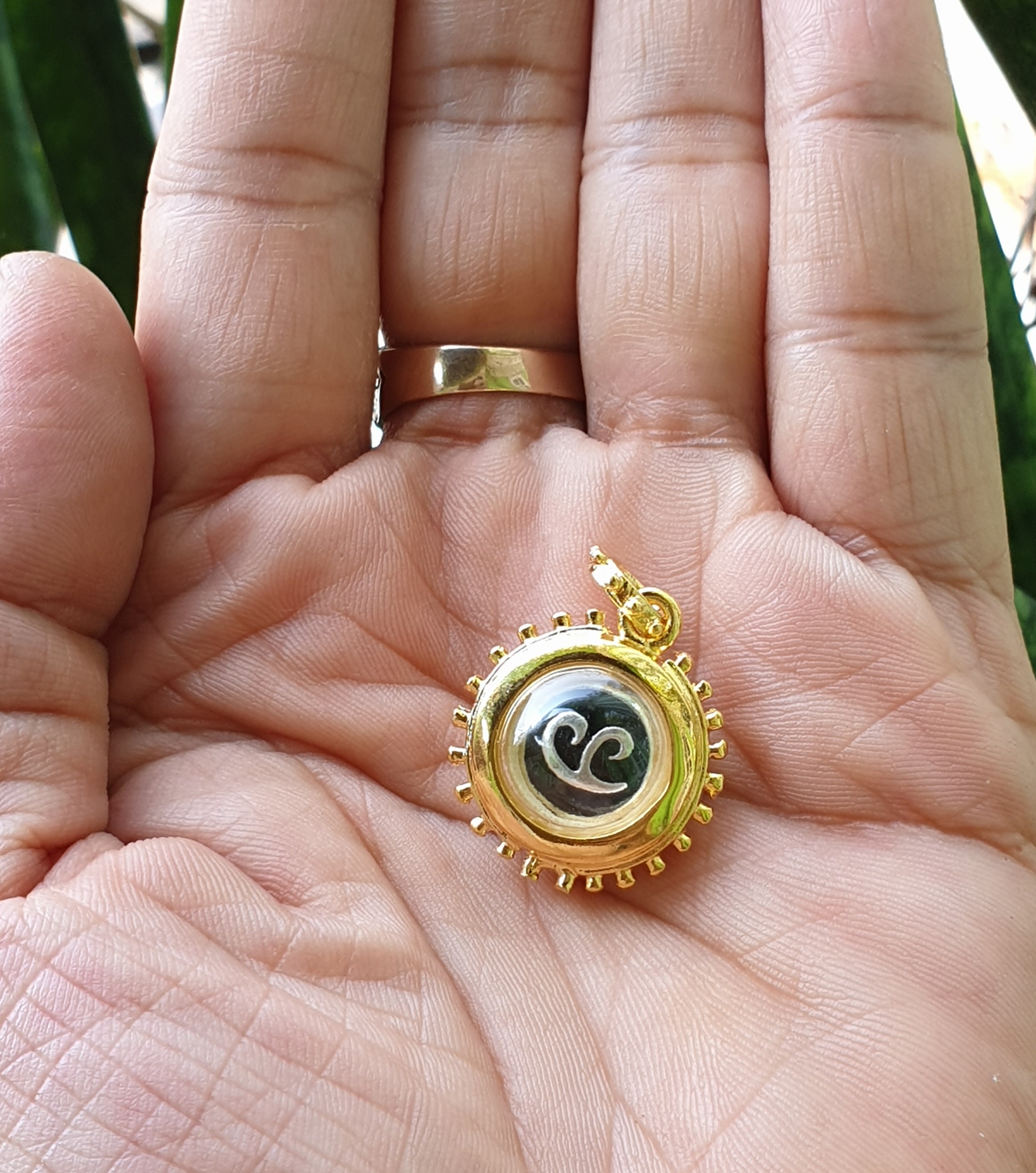 จี้ นะโม สีดำ ทอง เงิน นาค กรอบกันน้ำใส่อาบน้ำได้เลยไม่ลอกไม่ดำ พุทธคุณครอบจักรวาล เมตตามหานิยม มีโชคลาภ 1ชิ้น