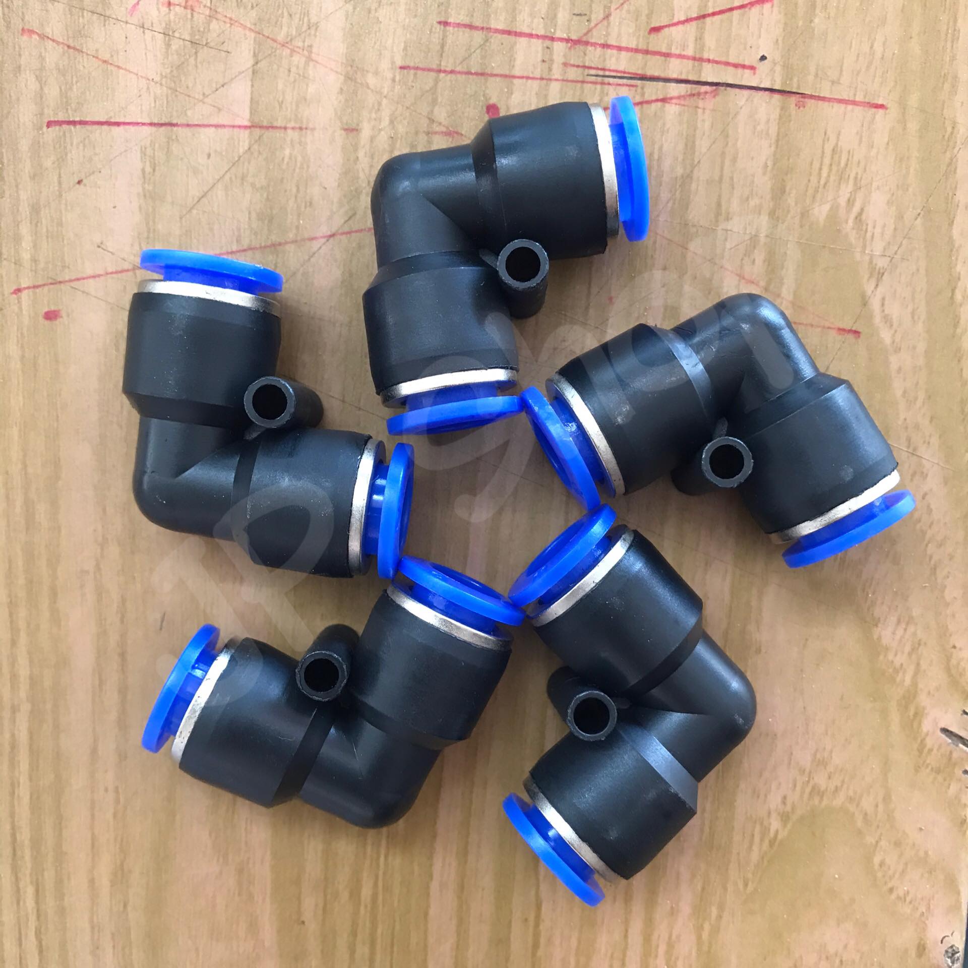 ข้อต่อลม ข้องอ 90 องศาขนาด pv10-04