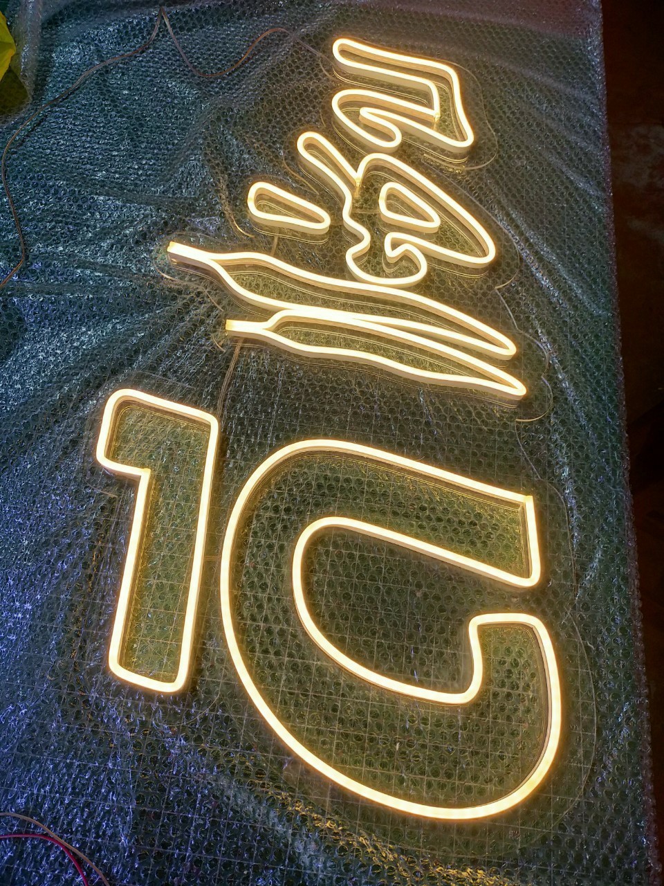 ป้ายไฟนีออนLED อะคริลิคใสรองหลัง