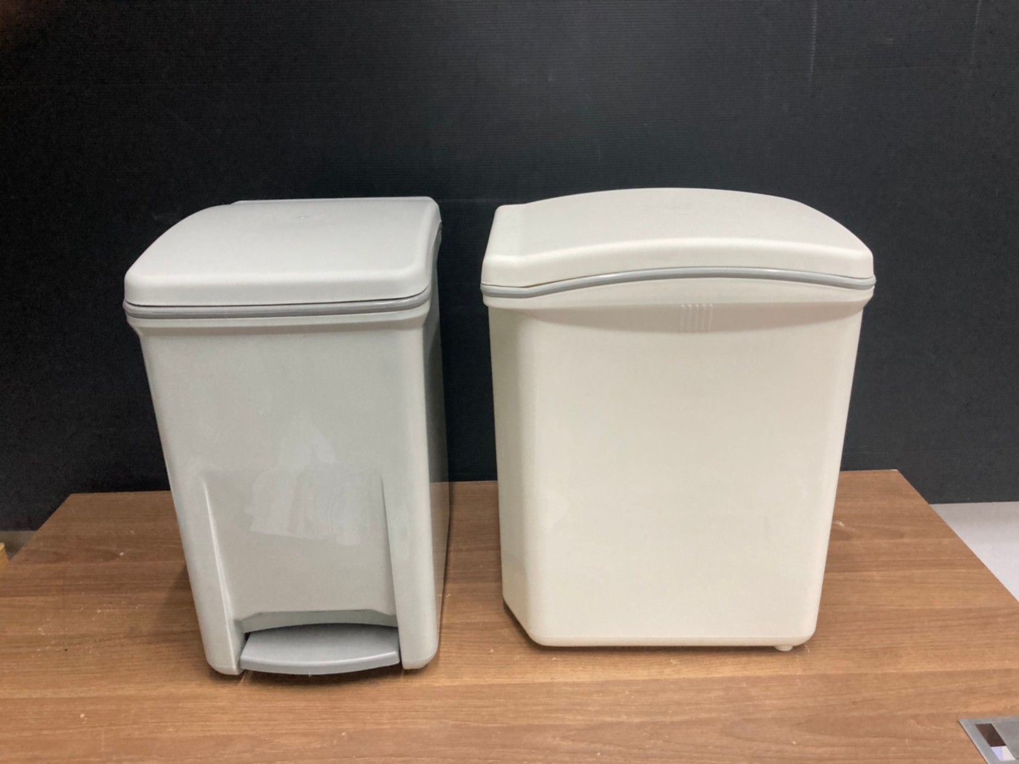 ถังขยะทรงเหลี่ยม เท้าเหยียบ 10 ลิตร