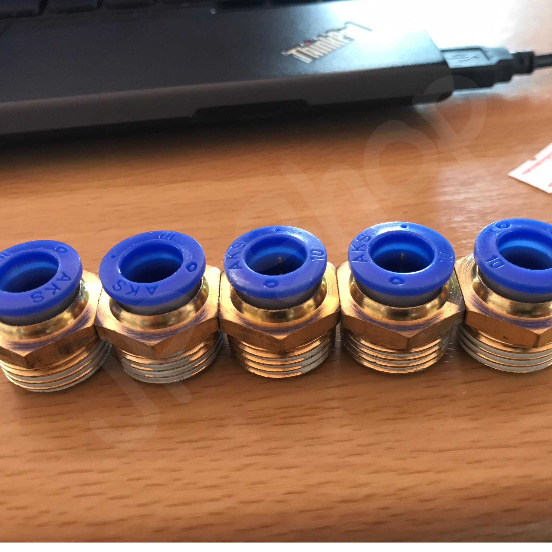 ข้อต่อลม pc10-04 ต่อตรง ด้านหนึ่งเสียบสายลม อีกด้านหนึ่งเกลียวนอก