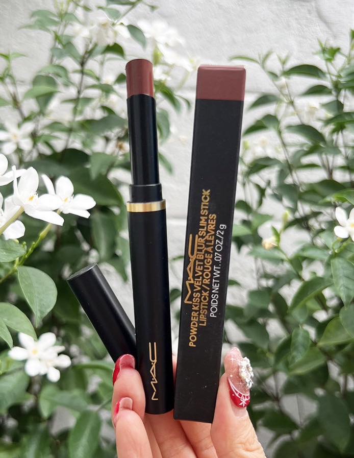 MAC Powder Kiss Velvet Blur Slim Stick 2g. ลิปสติกเนื้อกำมะหยี่กึ่งแมตต์