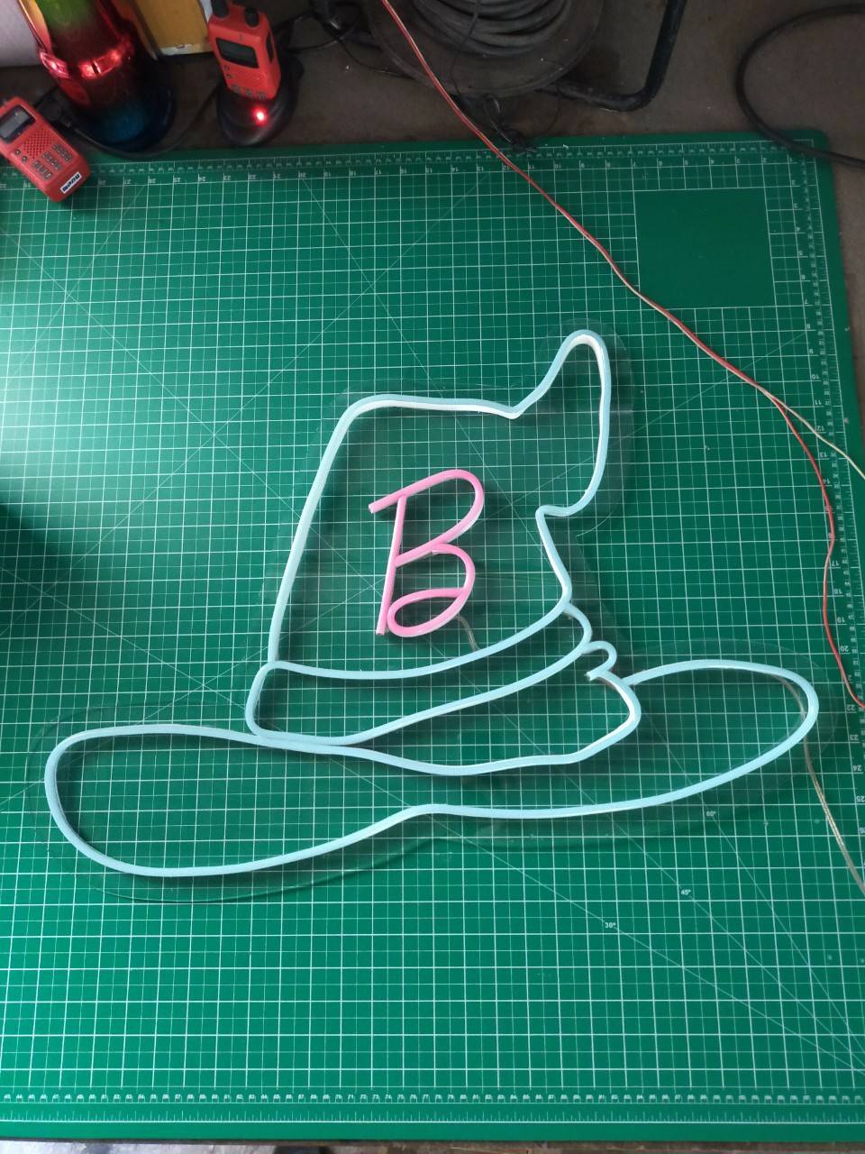 ป้ายไฟนีออนดัด รูปหมวก-B