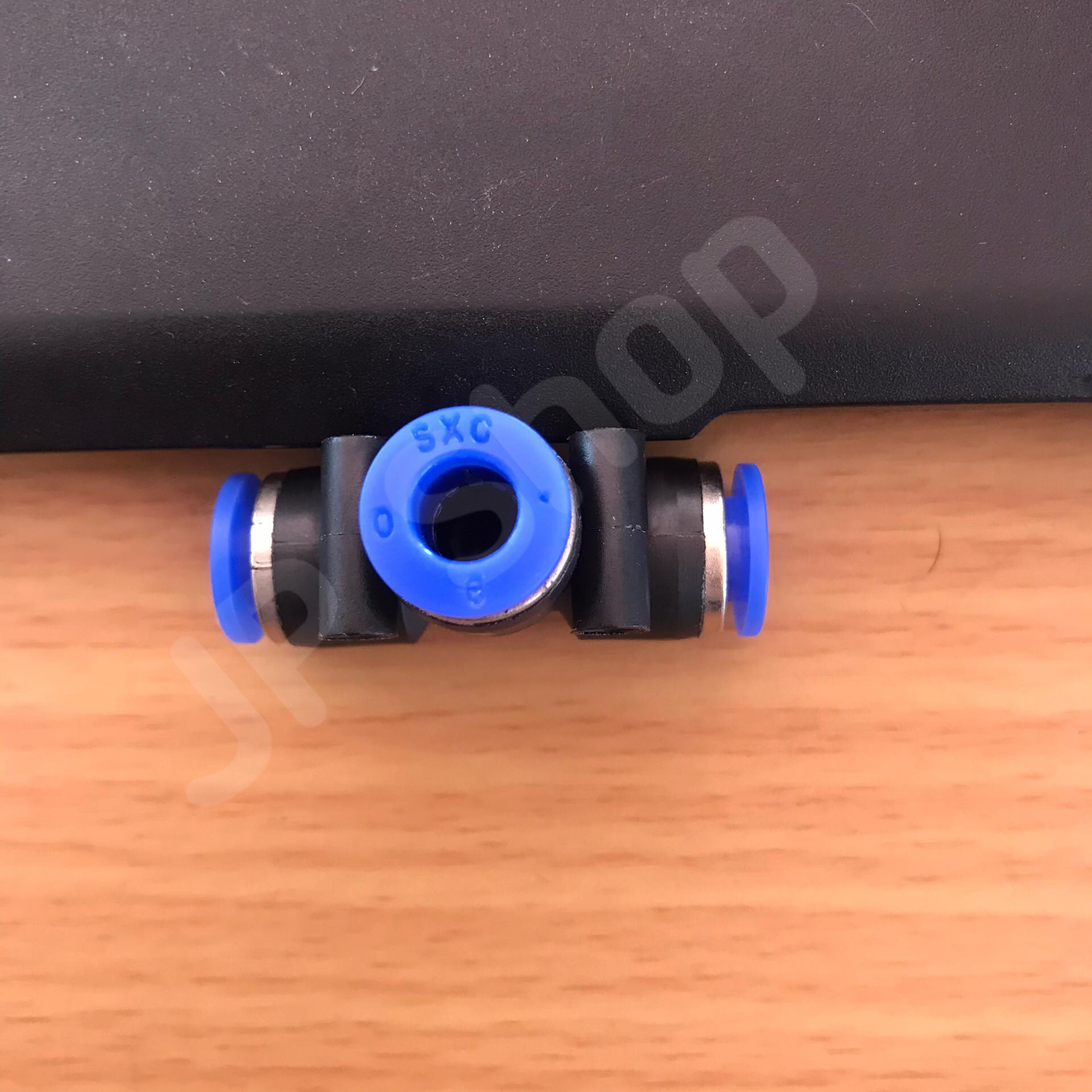 ข้อต่อลม 3 ทาง ฟิตติ้งเมติกส์แบบสามทาง ขนาด 06 มม. ใช้กับสายลม 06 มม. แพค 10 ตัว ข้อต่อ PE 06 #0506