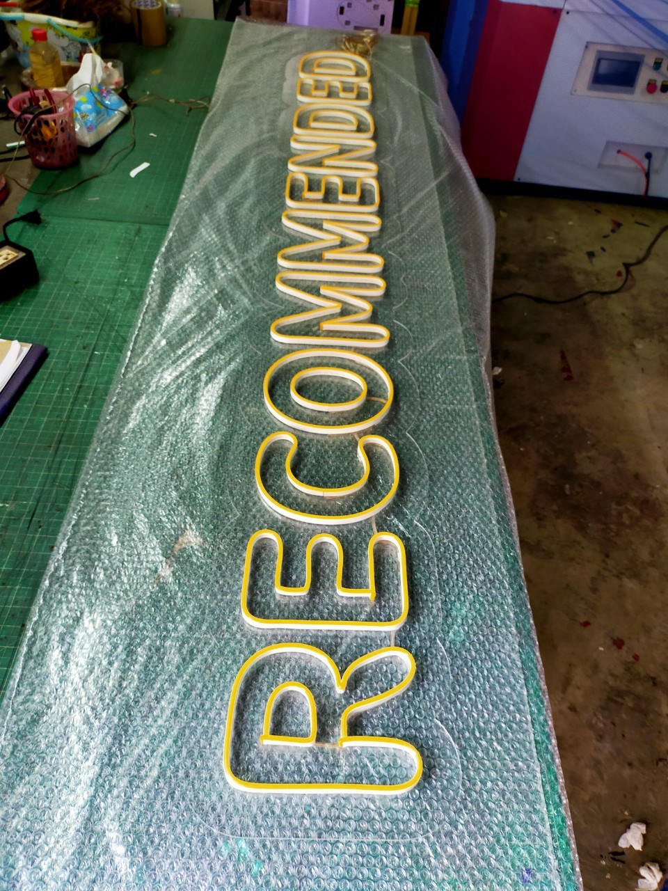 ไฟนีออน เฟค