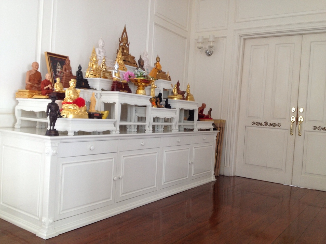 ตู้พระพร้อมโต๊ะหมู่ 15 หน้า 8