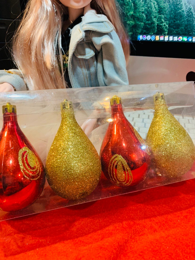 ลูกบอลคริสต์มาสเกลียว สีแดง สวยๆ ตกแต่งต้นคริสต์มาสให้ดูมีชีวิตชีวาเพิ่มมากขึ้น
