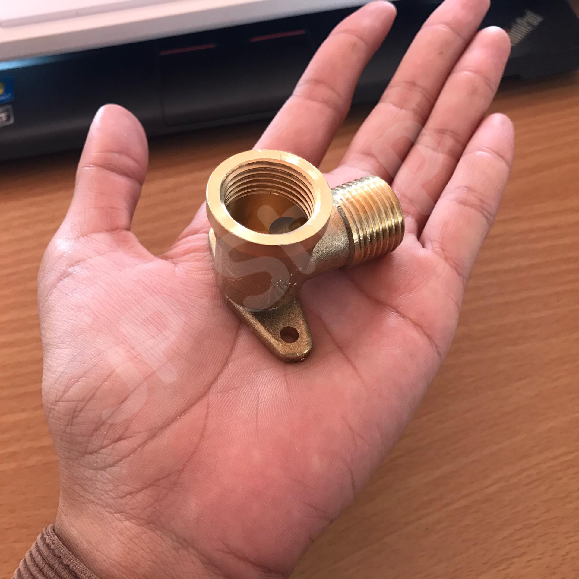 ข้องอทองเหลืองขนาด 4 หุน เกลียวนอก-ใน มีฐานยึด ข้อต่อ ข้องอทองเหลือง มี บาน ยึด ขนาด 4 หุน #1254