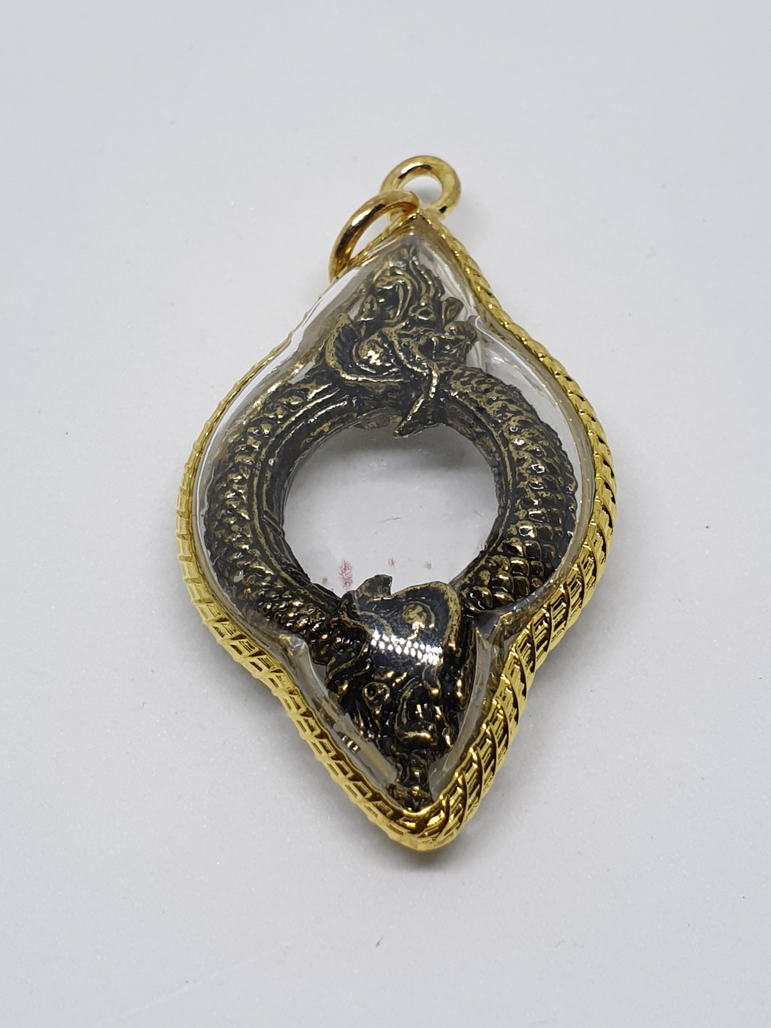 จี้ บ่วงพญานาค หรือ บ่วงนาคบาศ พร้อมกรอบทองกันน้ำ ขนาด กว้าง 3 ซ.ม. สูง 4 ซ.ม หนา 0.5 ซ.ม. +ฟรียันต์คละๆลายกันไปนะค่ะ