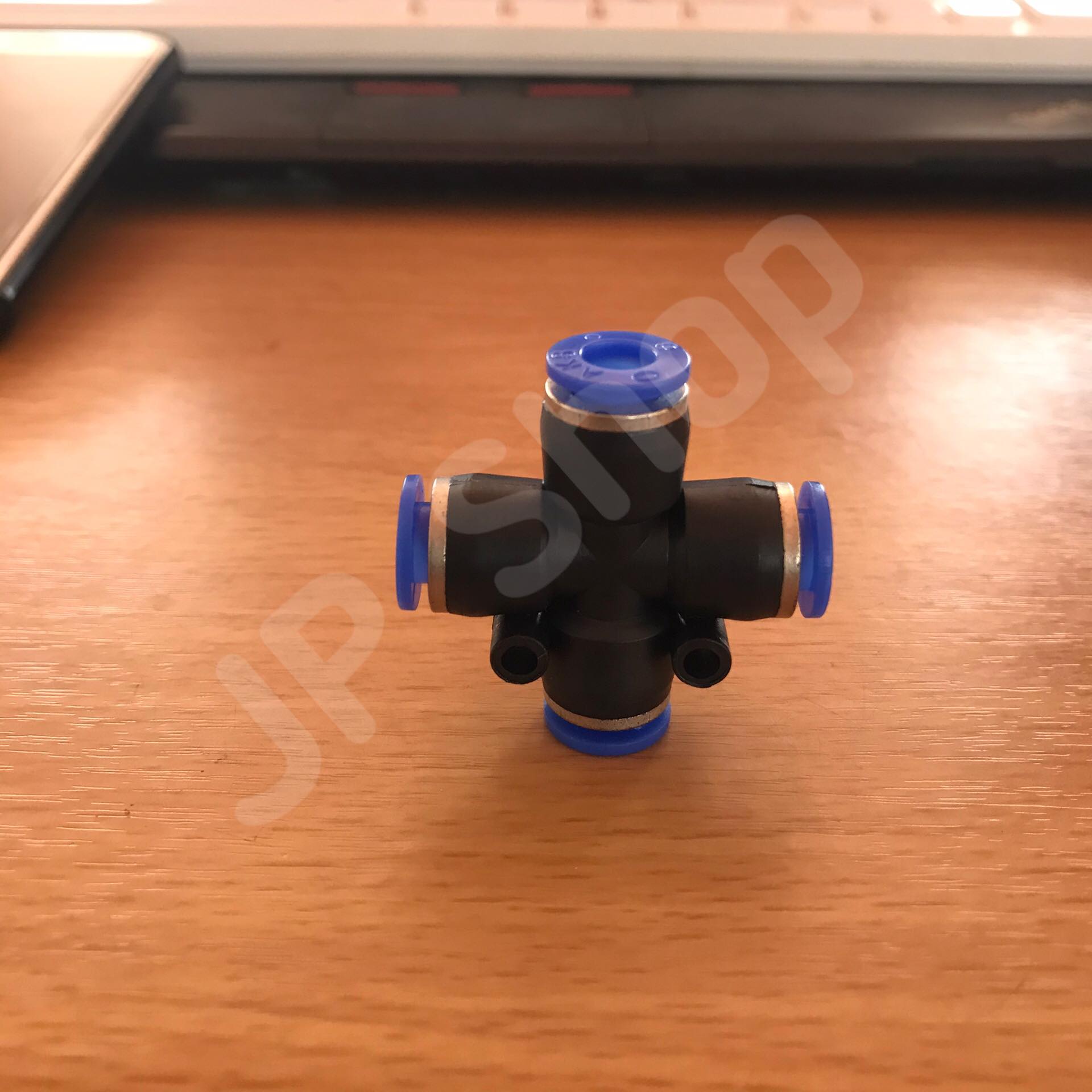 ข้อต่อลม 4 ทาง ฟิตติ้งเมติกส์แบบสีทาง ขนาด 06 มม. ใช้กับสายลม 06 มม. แพค 10 ตัว ข้อต่อ PZA 06 #0106