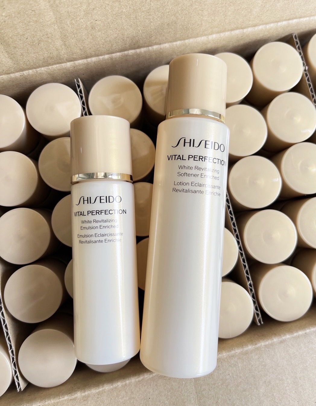 แพ็คคู่ โลชั่น75ml.+อีมัลชั่น30ml Shiseido Vital Perfection White Revitalizing softener enrich 75ml.+emulsion enrich 30ml.